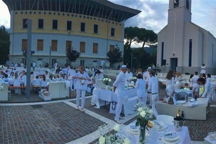 Diner en Blanc